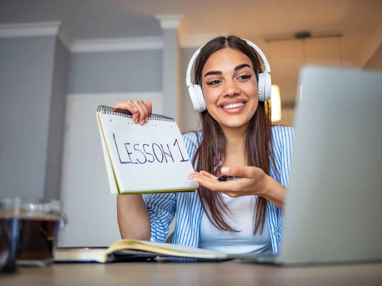 Estudiantes sonriendo interactuando